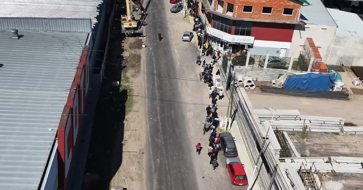 Diez cuadras de fila por cuarenta puestos: la postal del trabajo en el conurbano